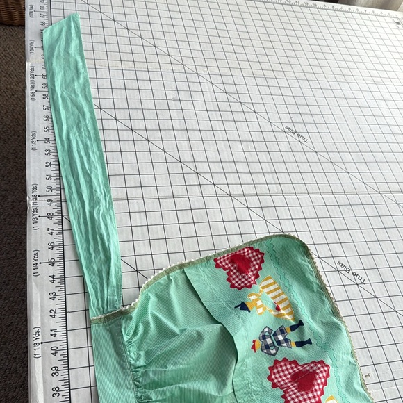 Vintage 1950s Novelty Apron – Mint Green with Gingham Hearts & Folk Dancers - Picture 15 of 15